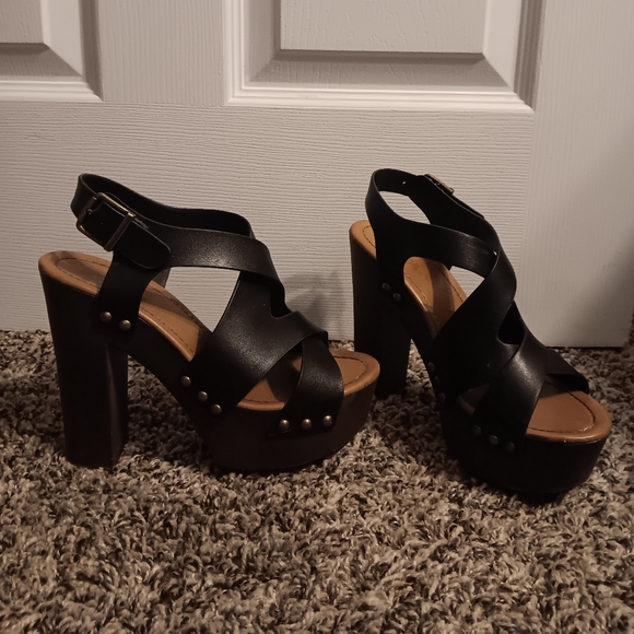 Black Wooden Platform Sandal - Picture 2 of 5